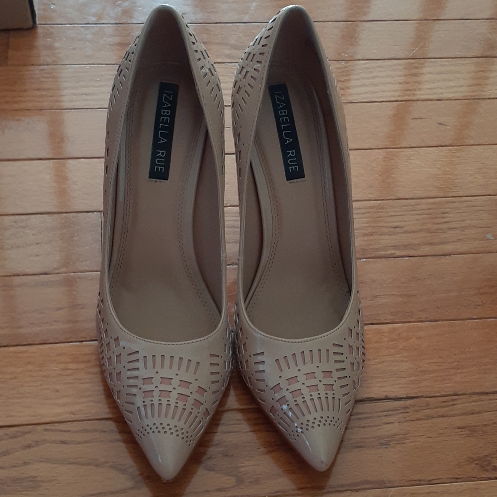 Nude patent leather pumps with cutout details